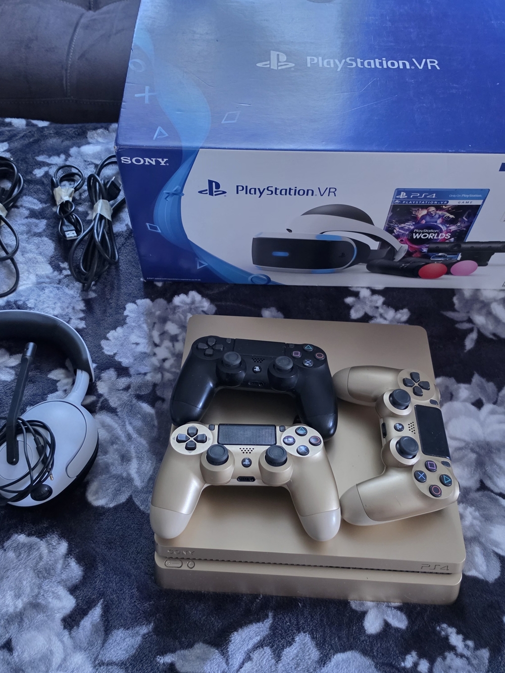 Ps4 Gold Limited Edition + Playstation VR Bundle + Camera And Cables